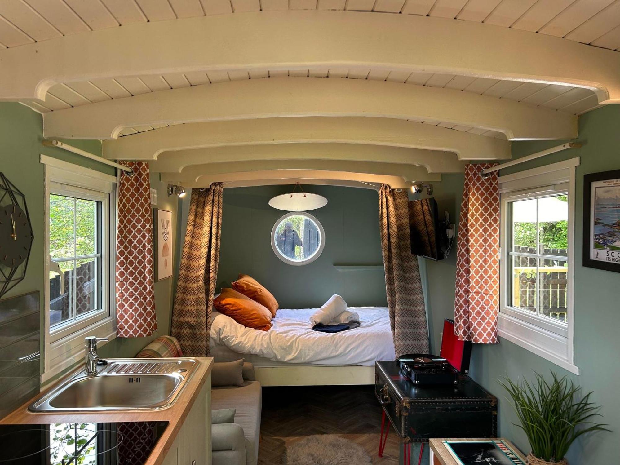 Appin Holiday Homes -Caravans, Lodges, Shepherds Hut And Train Carriage Stays エクステリア 写真