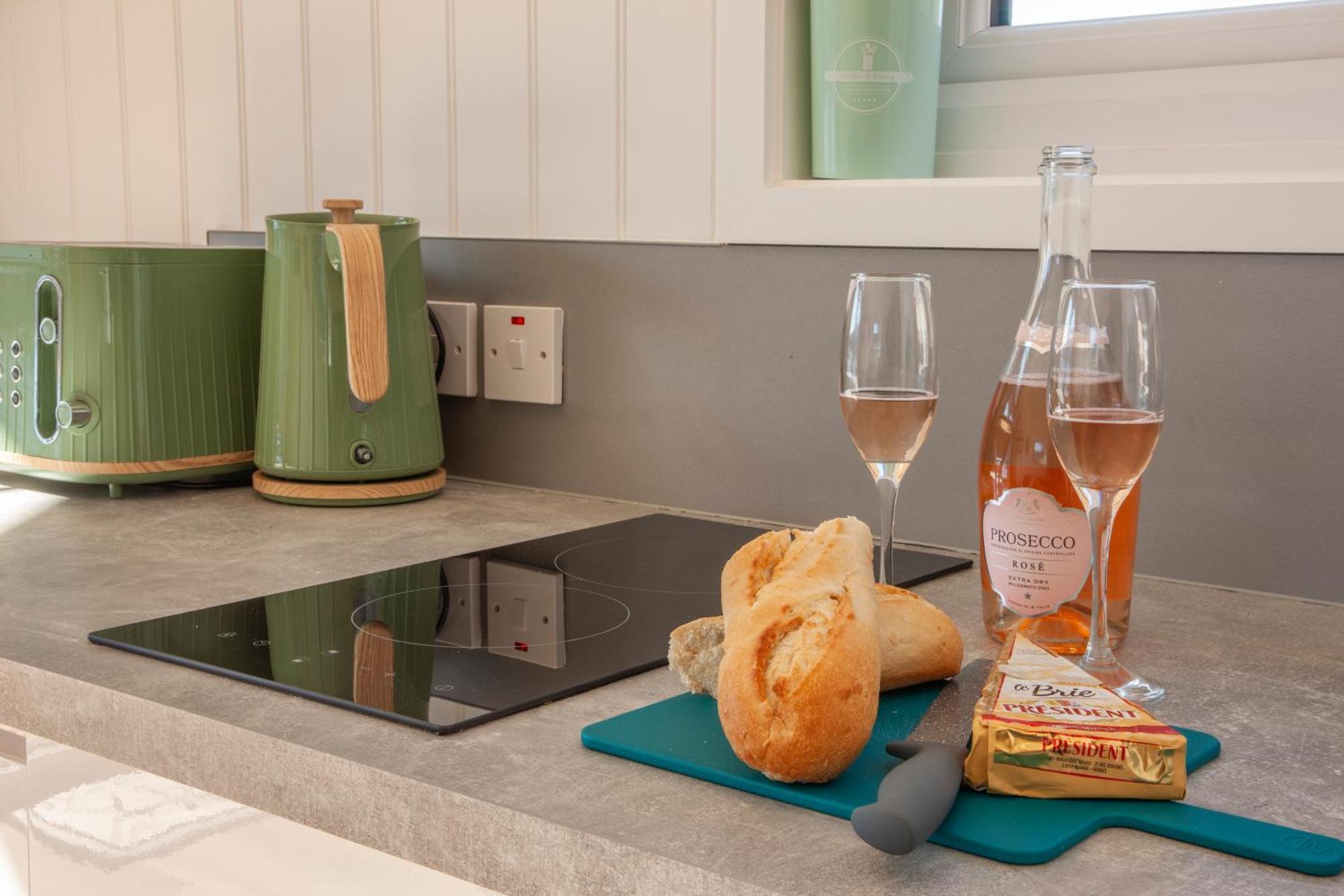 Appin Holiday Homes -Caravans, Lodges, Shepherds Hut And Train Carriage Stays エクステリア 写真
